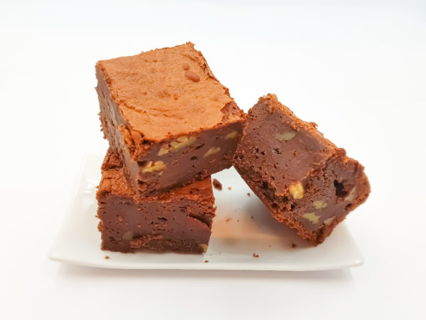 Ce brownie au chocolat vous surprendra par sa texture moelleuse très chocolatée. Les noix de pécan viennent apporter le petit croustillant.