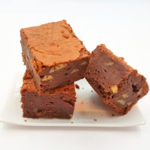 Ce brownie au chocolat vous surprendra par sa texture moelleuse très chocolatée. Les noix de pécan viennent apporter le petit croustillant.